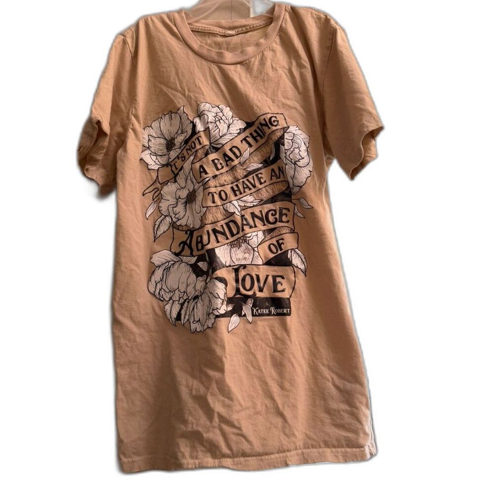 #066 - Women's Medium Beige Graphic Tshirt